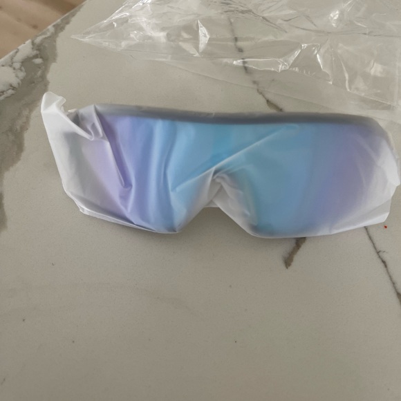 Beautiful brand new sunglasses, dust bag included - Picture 5 of 6